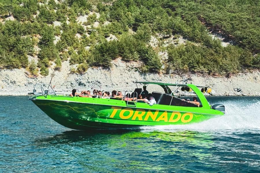 СКОРОСТНОЙ КАТЕР  <<ТОРНАДО>>